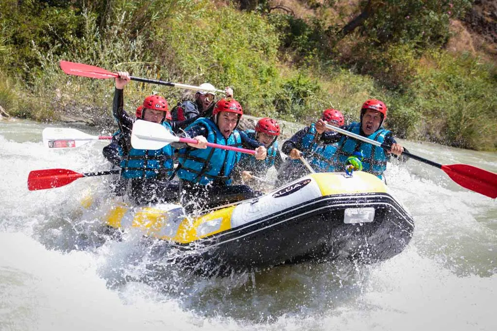 Grupo de amigos practicando Rafting con Alúa en Benamejí. Rio Genil (Málaga–Córdoba)