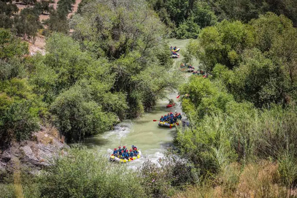 Plano general de grupos en balsas por el río