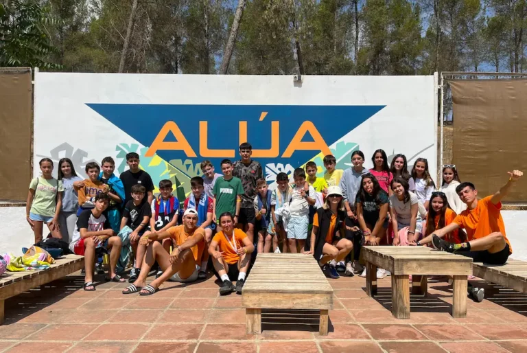 Grupo escolar frente a mural de Alúa