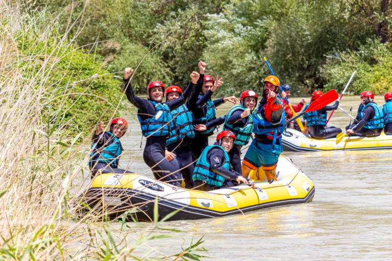 Grupo de estudiantes disfrutando de rafting con Alúa