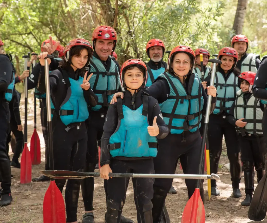 Familias disfrutando de rafting en el Río Genil